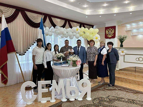 Уфимский филиал «СОГАЗ-Мед» поздравил многодетную семью в День семьи, любви и верности в городе Ишимбай, новости, пресс-релизы, статьи, «СОГАЗ-Мед», омс